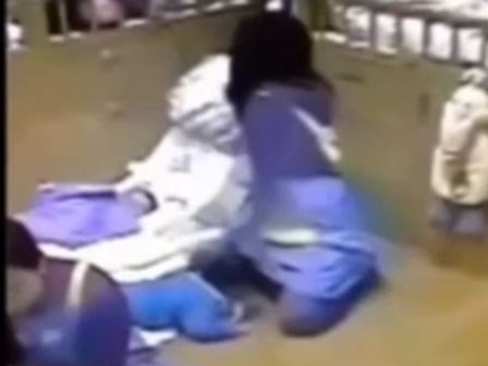 Video: Bảo mẫu kẹp cổ bé trai vì không ngủ trưa