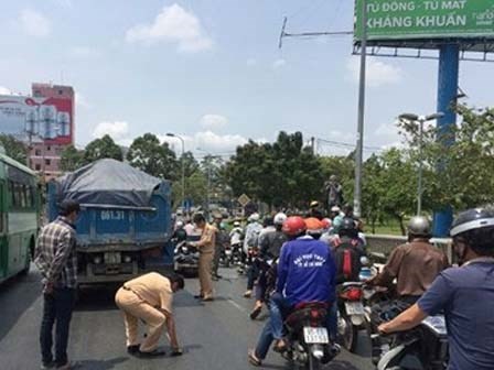 Xót xa nữ sinh bị xe ben cán nát chân