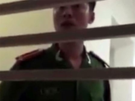 Công an bị tố nhổ nước bọt: 'Ứng xử thiếu kinh nghiệm'