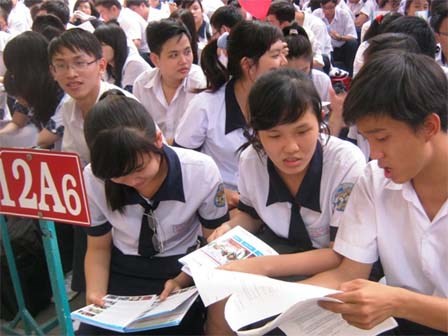 Cử nhân đi giúp việc, phụ hồ: Thức tỉnh “ảo mộng” bằng cấp!