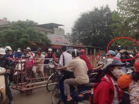 Tàu hỏa phanh gấp nhường đường cho xe máy