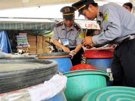 Niêm phong một tấn măng tươi có chứa chất vàng ô