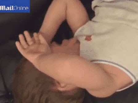 Clip: Bé trai 2 tuổi bị mẹ đánh đập dã man rồi quay clip để... trả thù chồng