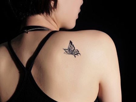 Sởn gai ốc khi nhìn thấy hình xăm nơi ngực vợ mỗi đêm