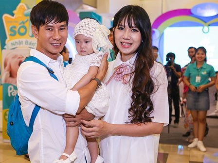 Vợ Lý Hải che bụng bầu khi đi sự kiện