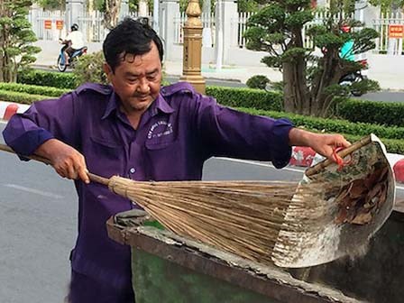 Bị đẩy ra đường quét rác vì dám tố cáo “sếp”