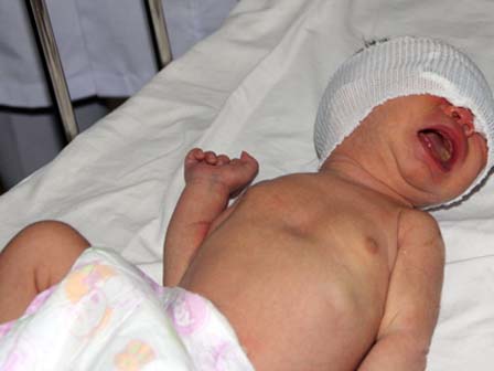 Ngằn ngặt tiếng khóc của cậu bé còn đỏ hỏn mất mẹ vì tai nạn giao thông