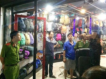Nữ cử nhân cứa cổ cô gái: “Vay nặng lãi không có tiền trả nên cháu tôi đi cướp”