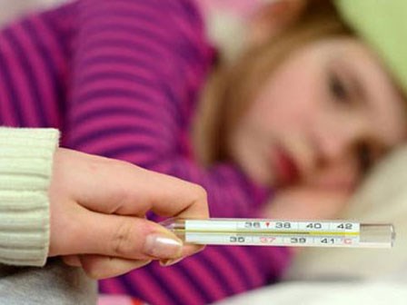 Cách chăm trẻ bị sốt virut thời tiết giao mùa