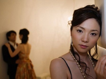 Màn đánh ghen ngoạn mục của vợ, dằn mặt bồ