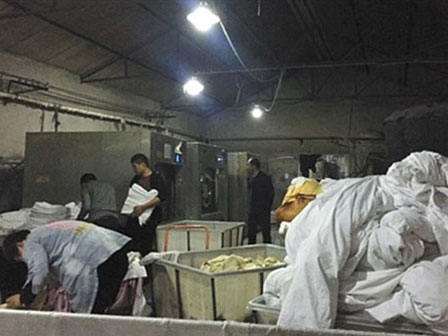 Nhân viên lấy khăn tắm lau bồn cầu, khách sạn 5 sao dùng chip để kiểm soát-3