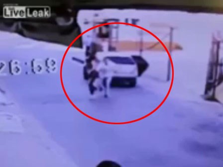 Cảnh báo video cô gái suýt bị bắt cóc ngay trên phố