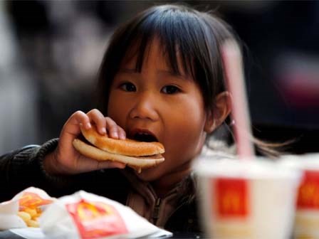 Đồ ăn nhanh khiến trẻ 3-6 tuổi giảm IQ, dậy thì sớm và béo phì
