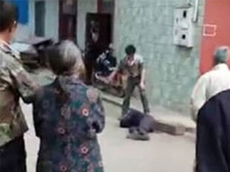 Con trai đánh bố như