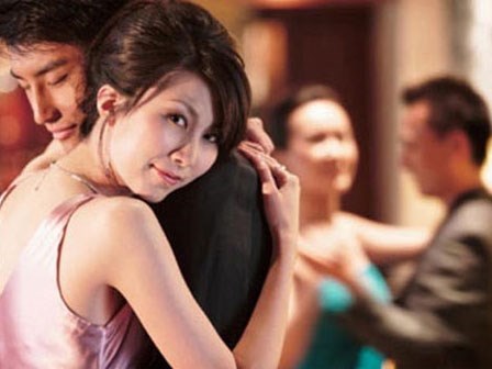 Cuộc đụng độ “tóe lửa” của chàng và nàng ở khách sạn ven biển