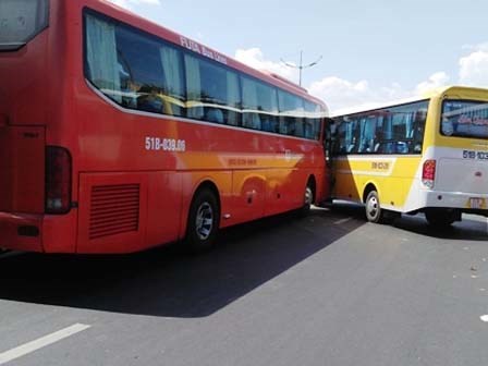 Náo loạn xe khách rượt đuổi, lao vào nhau như phim hành động