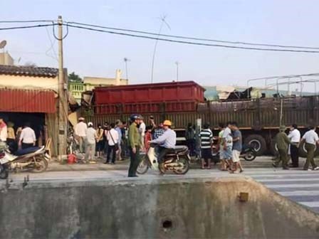 Đang nấu ăn trong nhà, một phụ nữ bị xe đâm chết thảm