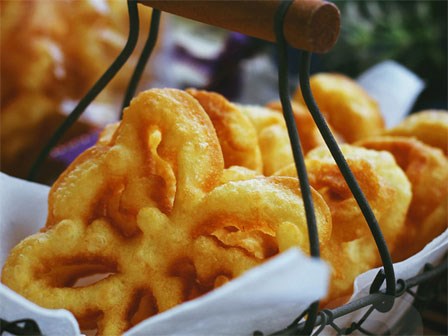 Trở về tuổi thơ với món bánh nhúng “thần thánh”