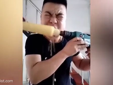 Chết cười với màn ăn ngô siêu nhanh bằng máy khoan