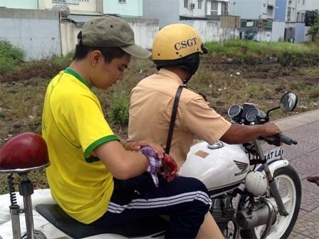 CSGT dùng xe đặc chủng chở nam sinh đi cấp cứu