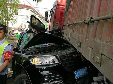2 người phụ nữ thoát chết kỳ diệu sau khi bị container chở đầy sỏi đè bẹp