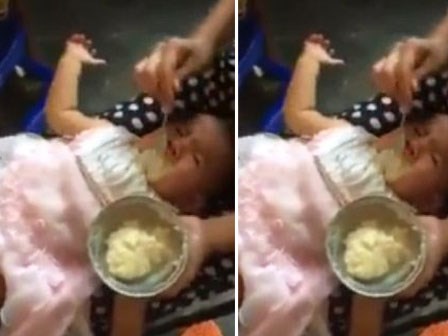 Phẫn nộ clip trẻ khóc thét vẫn liên tục bị nhồi nhét bột vào miệng ép ăn