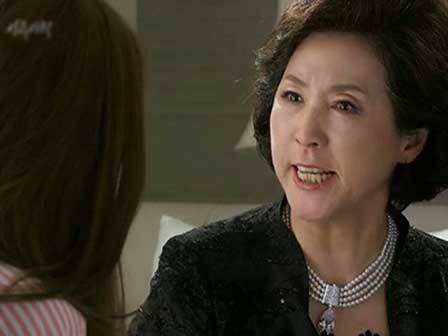 Run rẩy cầu xin mẹ chồng tha tội... không đánh răng cho cá