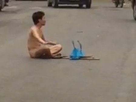 Hà Nội: Xôn xao clip người đàn ông khỏa thân ngồi giữa đường... cầu mưa?