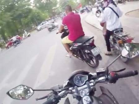 Truy tìm thanh niên bấm còi inh ỏi, quát tháo người dừng đèn đỏ