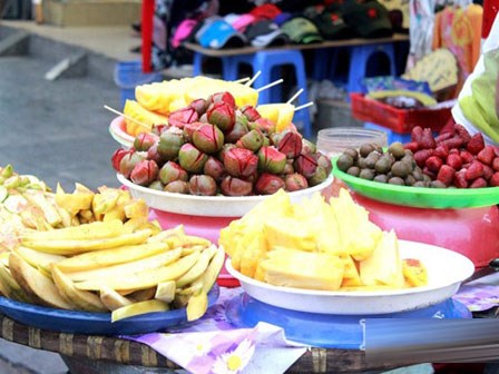 Món ăn vặt vỉa hè 'chua chua, cay cay' khiến các chị em phát cuồng