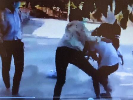 Clip nhóm nữ sinh ra đòn hội đồng với bạn vì 