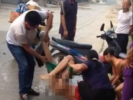Mẹ lột quần con giữa đường, người xung quanh đứng nhìn