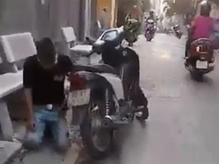 Cô gái bắt người yêu quỳ xin lỗi giữa đường rồi quay clip