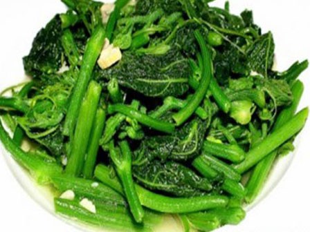 Mẹo xào rau giòn ngon mà không bị đen và nhũn