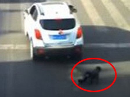 Cậu bé sống sót thần kỳ dù bị xe hơi cán qua người