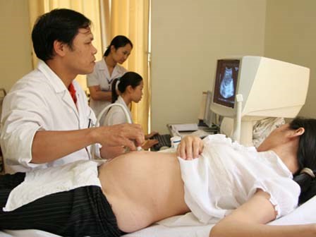 Bác sĩ nam khám phụ khoa phải có người thứ 3