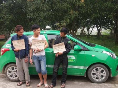 Kỳ lạ: 3 tên cướp taxi cười sằng sặc khi bị bắt