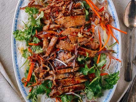 Đã miệng với bún trộn rau củ ăn kèm cốt lết heo cháy cạnh
