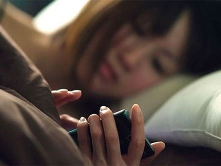 Hiểm họa khôn lường từ thói quen dùng điện thoại ban đêm