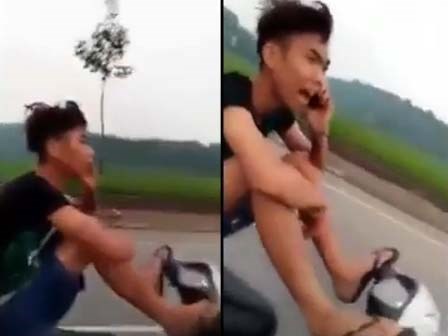 Bức xúc: Nam thanh niên điều khiển xe máy bằng 2 chân, vừa đi vừa gọi điện cho mẹ