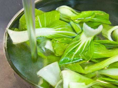 Loại nước “bí mật” để ngâm rau quả hết thuốc trừ sâu