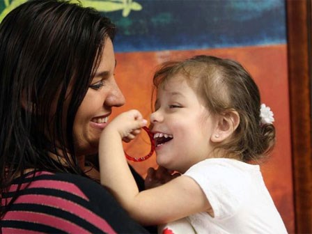 Khoảnh khắc bé gái mù lần đầu thấy mẹ khiến hàng triệu người tan chảy