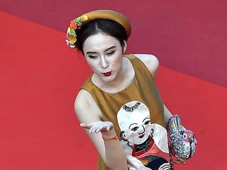 Clip: Đây là giây phút Angela Phương Trinh lần đầu sải bước trên thảm đỏ Cannes