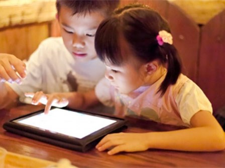 Bố mẹ chủ quan, để ti vi, ipad 'cướp' mất đôi mắt con trẻ