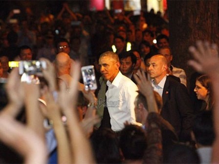 Video: Người dân hiếu kỳ chờ Obama đến ăn bún chả