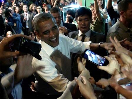 Ông Obama bắt tay người dân Hà Nội sau khi ăn bún chả