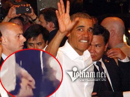 Bí ẩn tình tiết Obama tháo nhẫn cưới đút túi ở quán bún