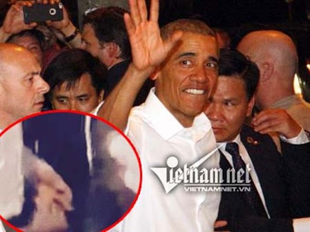 Hành động lạ của Tổng thống Mỹ Obama tháo nhẫn cưới đút túi ở quán bún