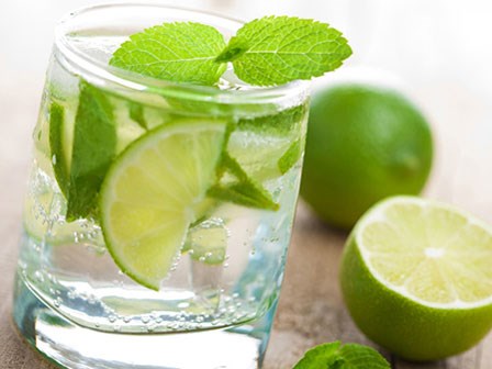 Tác hại bất ngờ của việc uống một ly nước chanh ấm vào mỗi sáng