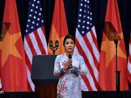 Video: Mỹ Linh hát Quốc ca trước bài phát biểu của TT Obama